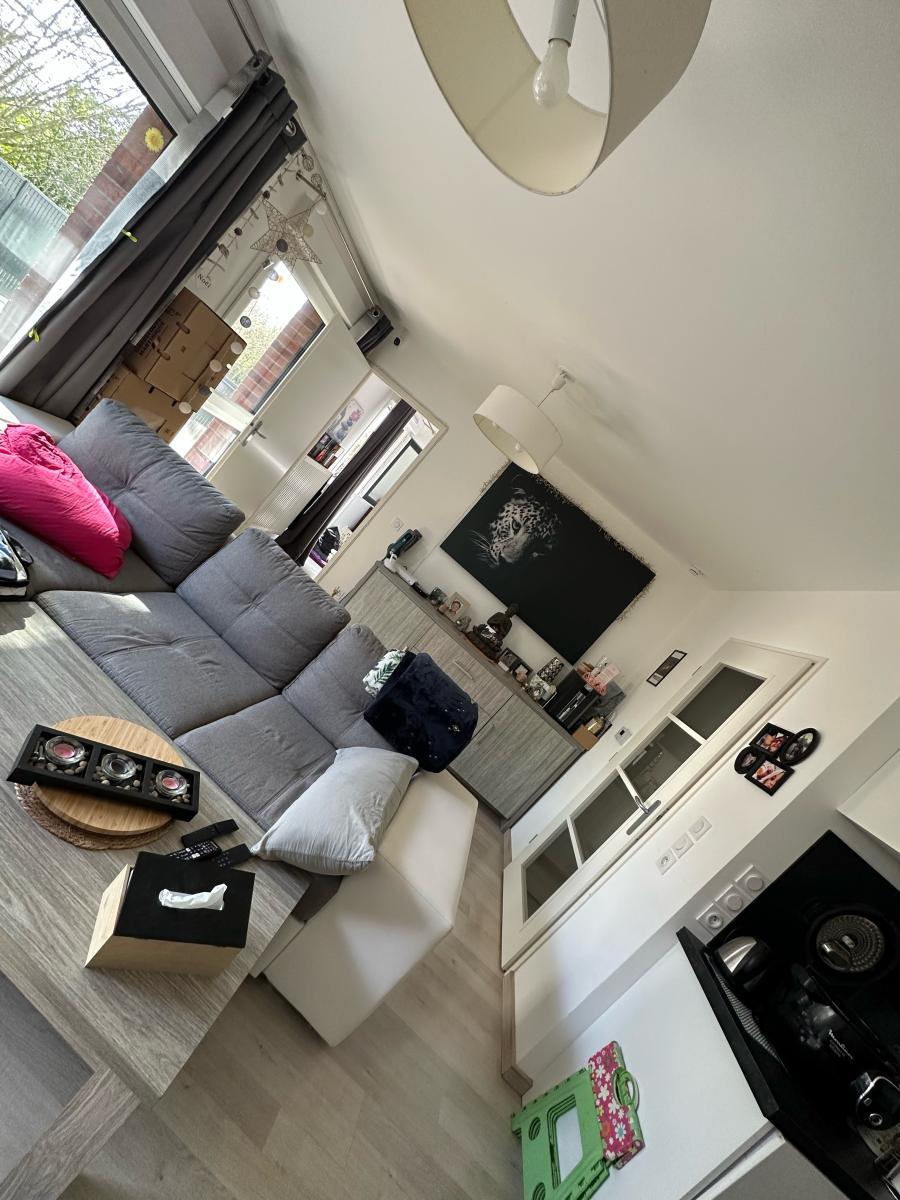 appartement Lecelles 750 €/mois Réf. : 59175-L923 - Un appartement dans résidence sécurisée, au rez-de-chaussée, comprenant :
- entrée (avec visiophone), Wc, cellier (avec chaudière et étagères), salon-séjour, cuisine équipée (meubles hauts et bas, four, plaque, hotte, lave-vaisselle et table), une chambre, salle de bains (avec douche, vasque et son meuble et prise lave-linge) ;
-terrasse, jardinet, une place de parking.
*eau, électricité, chauffage central au gaz et VMC.
Loyer : 750,00 eur.
Service locations : 03 27 48 38 12.
Libre au 1er juin 2023