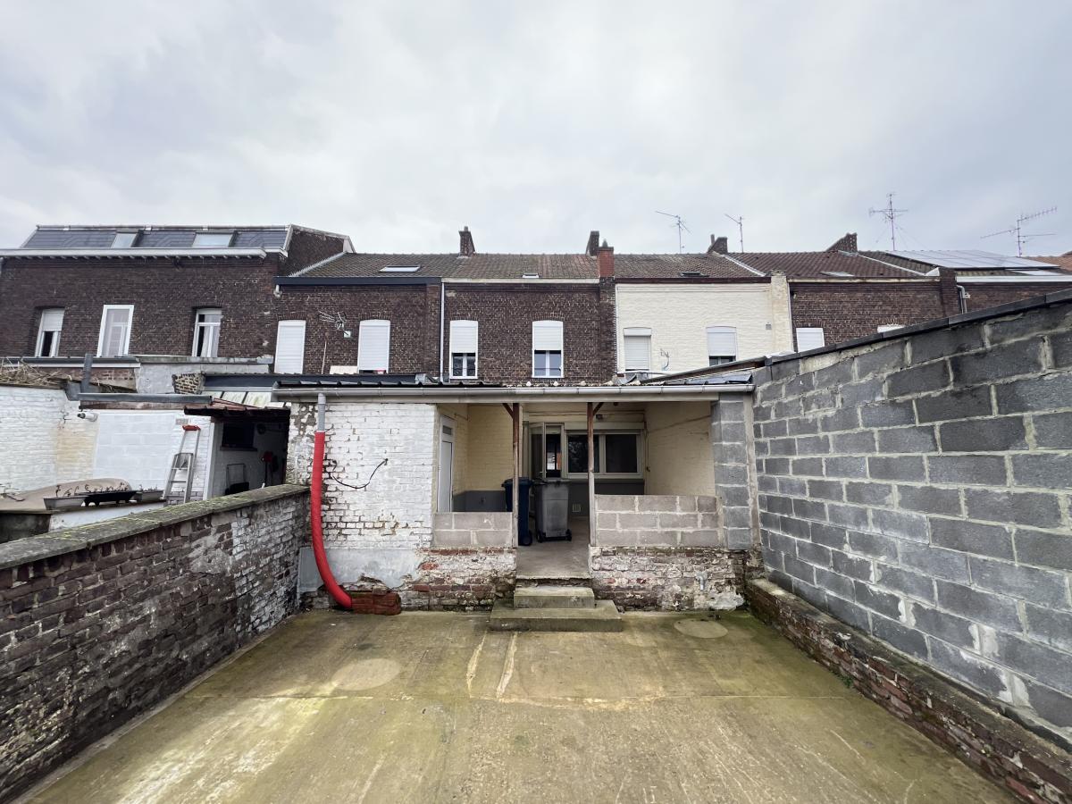 maison Anzin 126 000€ HNI Réf. : 59175-1562 - A proximité des axes autoroutiers, Maison de ville d'une surface habitable d'environ 104 m², offrant :
- Au rez-de-chaussée : Couloir d?entrée, salon-salle à manger, cuisine ouverte, salle de bains avec WC ;
- A l?étage : 2 chambres, bureau ;
- Grenier aménageable ;
- Cave ;
- Jardin avec pergola ;
Confort : Eau, Électricité, Chauffage Central au Gaz de Ville, Tout-à-l?égout, Fibre.
Le tour érigé sur 248 m².
Classe E Consommation énergétique : 243 Wh/m²/an dont Émission de gaz à effet de serre : 52 CO2/m²/an
Les informations sur les risques auxquels ce bien est exposé sont disponibles sur le site Géorisques « www.georisques.gouv. »