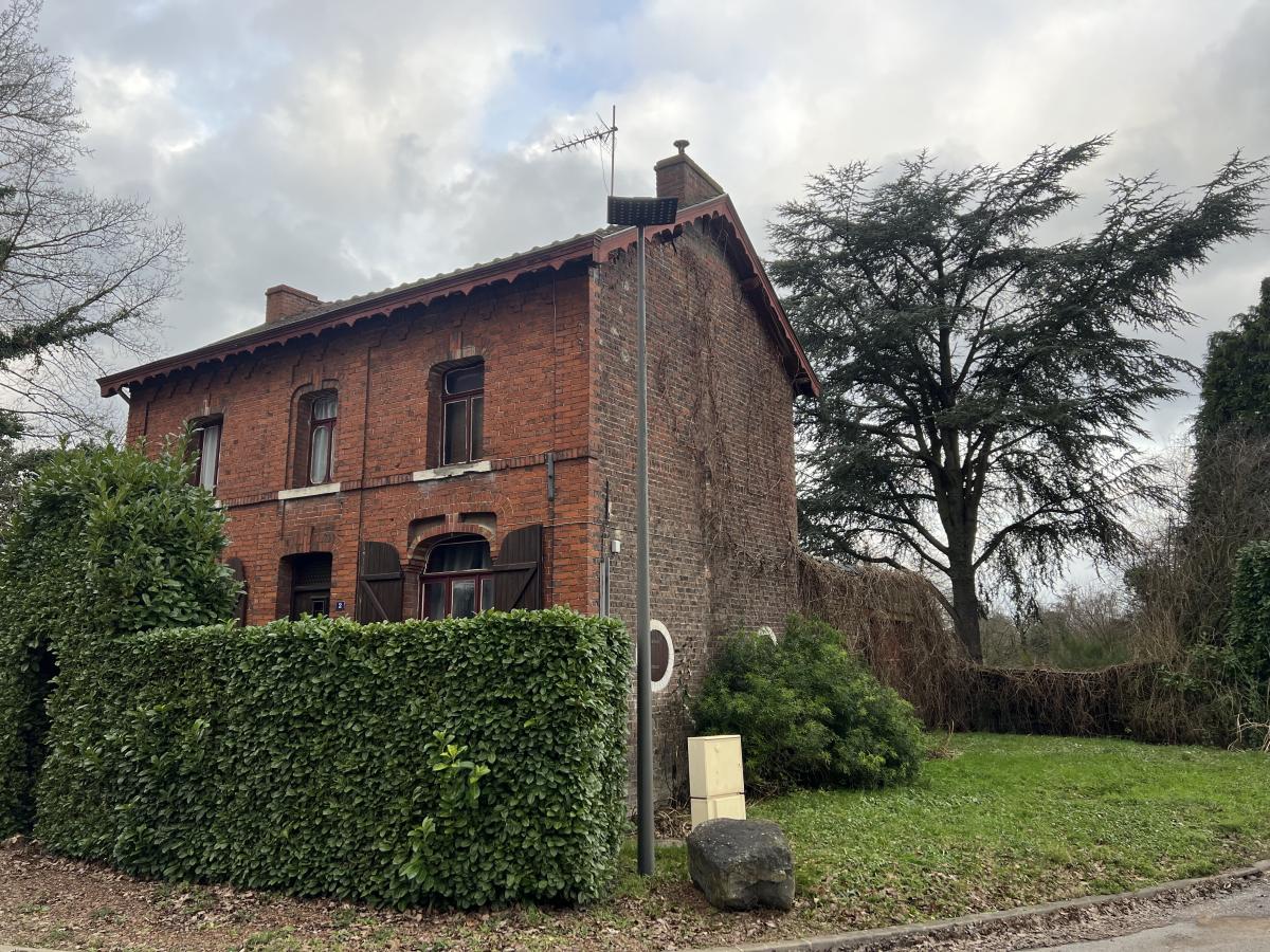maison Odomez 136 000€ HNI Réf. : 59175-1599 - Maison individuelle à rénover, d'une surface habitable d'environ 98 m², offrant :
- Au rez-de-chaussée : Entrée/Séjour, cuisine, couloir, salle d'eau, WC ;
- A l'étage : Palier, 2 chambres, bureau ;
- Garage ;
- Cave ;
- Jardin ;
- Terrain en zone constructible ;
Confort : Eau, Électricité, Absence d'un moyen de chauffage, Absence du Tout-à-l'égout.
Le tout érigé sur 1.478 m².
Bien non soumis au DPE.
Les informations sur les risques auxquels ce bien est exposé sont disponibles sur le site Géorisques « www.georisques.gouv. »