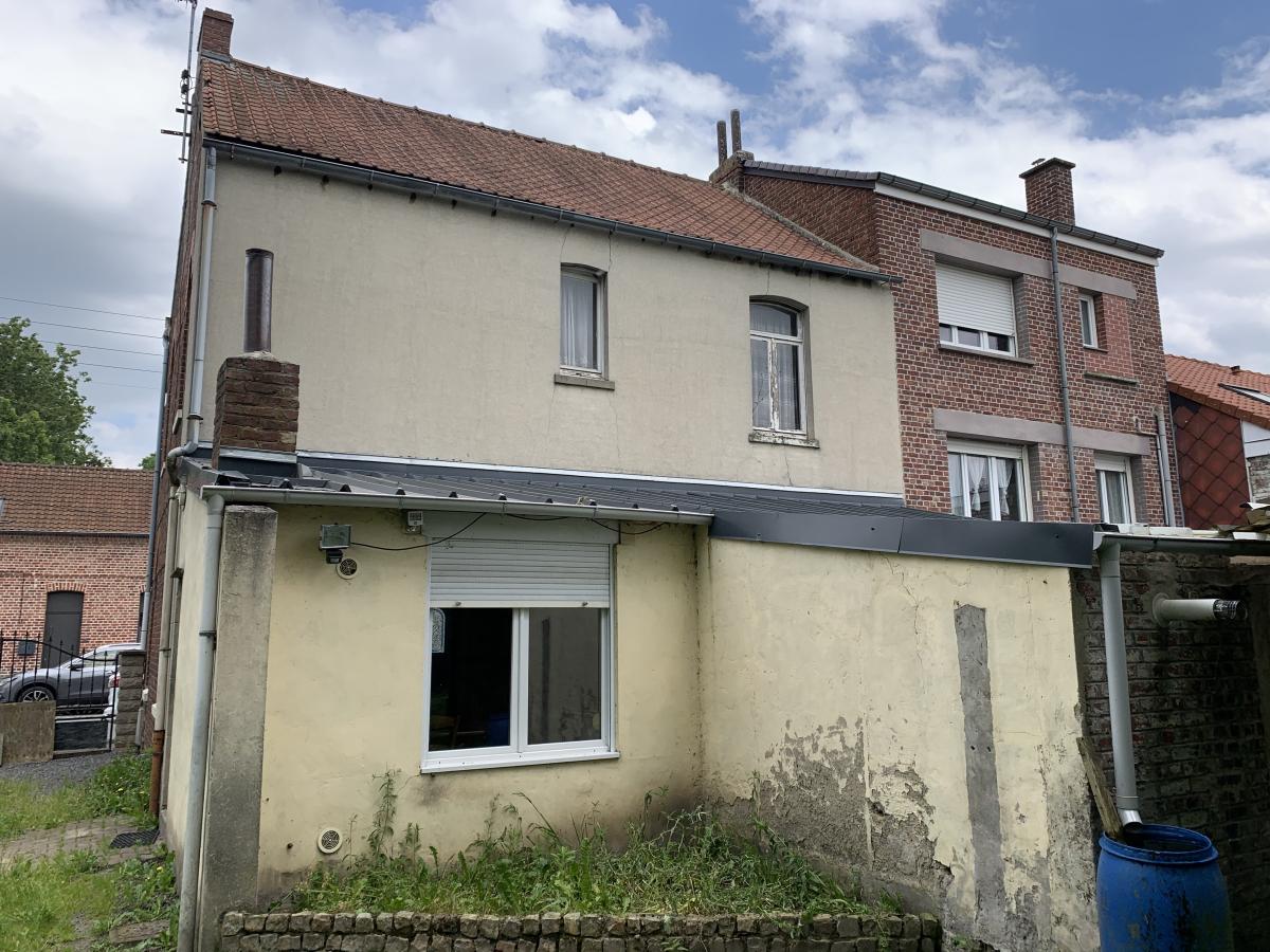maison St amand les eaux 146 000€ HNI Réf. : 59175-1635 - A vendre sur la commune de SAINT AMAND LES EAUX, se situant à environ 1 km du centre-ville et de la gare, cette maison semi-individuelle en semi plain-pied, d'une surface habitable d'environ 120 m².
Disposant au rez de chaussée salon- salle à manger (avec accès à la cave), un espace cuisine avec coin repas, une salle d'eau avec WC, une grande chambre, ainsi qu'une dépendance attenante ;
L'étage vous conduit sur le premier étage avec un palier desservant deux chambres 5dont une grande) , un bureau ; et sur un second étage avec le grenier aménageable.
La visite se terminera par le jardin avec son passage sur le côté et une dépendance (exposé SUD-OUEST).
La maison est équipée du chauffage central au Gaz de Ville, de menuiseries mixtes, et est reliée au tout-à-l'égout .
Des travaux de rénovation sont à prévoir pour l'ensemble de ce bien.
Le tout érigé sur 1041 m² .
Classe F Consommation énergétique : 412 Wh/m²/an dont Émission de gaz à effet de serre : 91 CO2/m²/an
AUDIT ENERGETIQUE AU DOSSIER.
Les informations sur les risques auxquels ce bien est exposé sont disponibles sur le site Géorisques www.georisques.gouv.