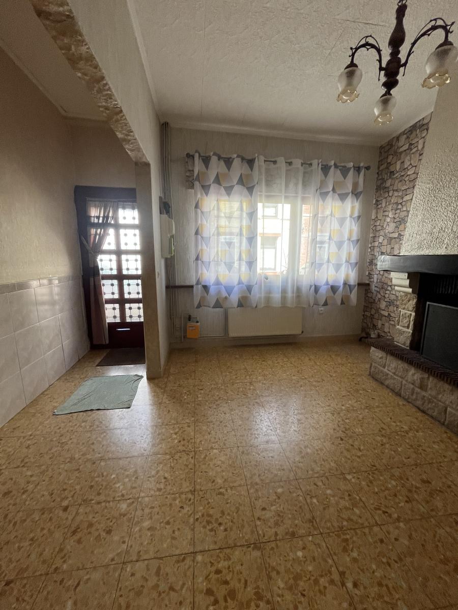 maison St amand les eaux 130 000€ HNI Réf. : 59175-1638 - A vendre sur la commune de SAINT AMAND LES EAUX, à proximité du centre ville dans une rue au calme, cette maison de type 1930 à conforter, d'une surface habitable d'environ 80 m².
Disposant au rez de chaussée d' un salon/rue de 10.68 m², d'une salle à manger de 13m39 , une cuisine équipée de 10.45), d'une salle de douche récente d'environ 6.49 m², et d'un WC ;
L'étage vous conduit sur le premier étage avec deux chambres (13m07 et 16m52) ; et sur un second étage avec le grenier aménageable.
La visite se terminera par le jardin avec sa petite terrasse (exposé SUD-EST).
La maison est équipée du chauffage central au Gaz de Ville (chaudière à condensation de Dietrich d'octobre 2024 ), de menuiseries en PVC/double vitrage (à l'exception de la porte d'entrée), et est reliée au tout-à-l'égout .
Etant ici précisé que le bien ne comporte aucune présence d'amiante.
Le tout érigé sur 216 m² .
Classe D Consommation énergétique : 199 Wh/m²/an dont Émission de gaz à effet de serre : 43 CO2/m²/an
Les informations sur les risques auxquels ce bien est exposé sont disponibles sur le site Géorisques www.georisques.gouv.